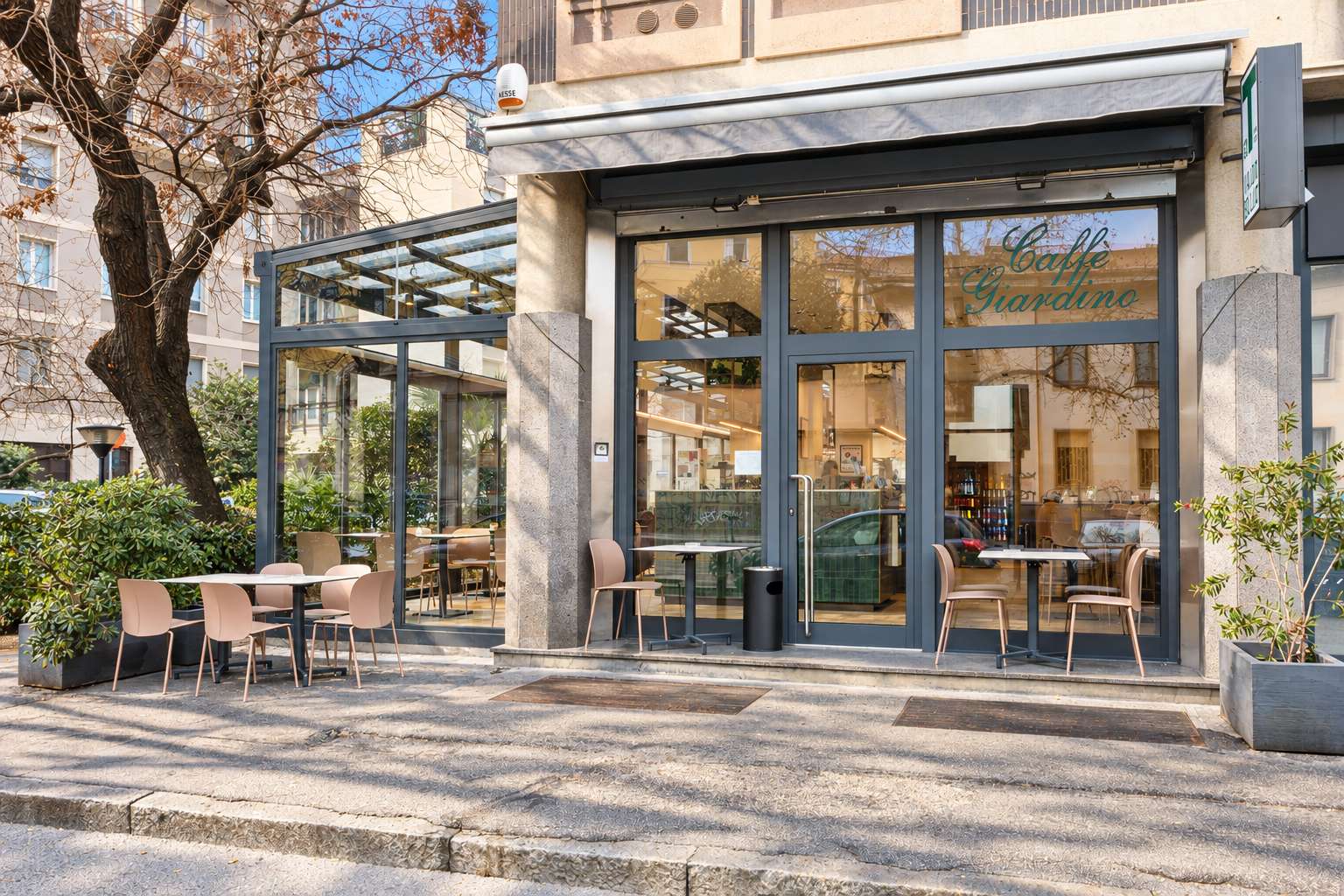 La facciata del Caffè Giardino